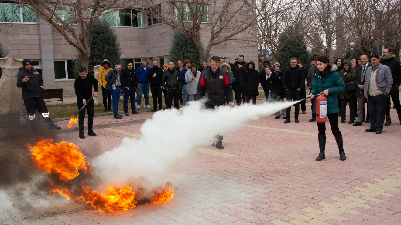 Selçuk Üniversitesinde yangın eğitimi ve tatbikatı düzenlendi
